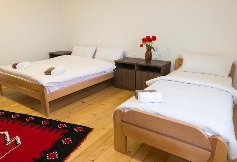 اتاق کلاسیک سه تخته, Viktorijini Konaci