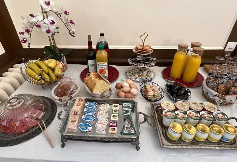 이코노미 룸, Château De Crènille