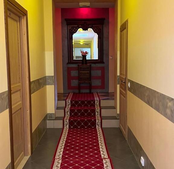 이코노미 룸, Château De Crènille