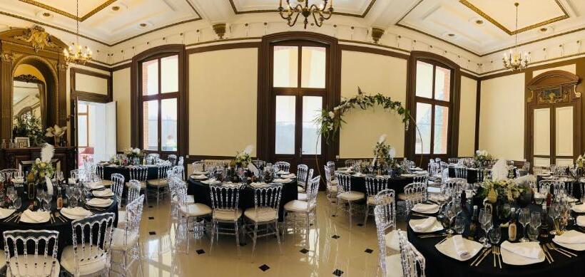 이코노미 룸, Château De Crènille