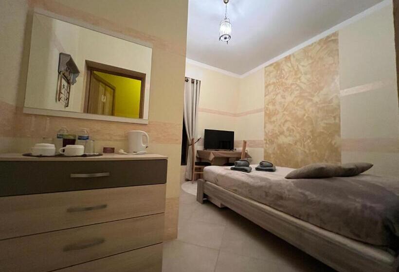 이코노미 룸, Château De Crènille