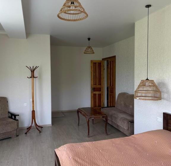 اتاق خانوادگی, Zaali S Wine Cellar