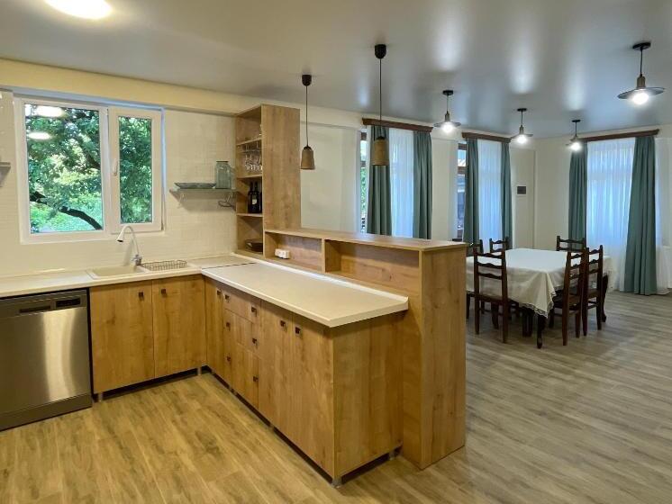 اتاق اکونومی, Zaali S Wine Cellar