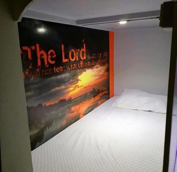 חדר משפחתי, Hr S Residence