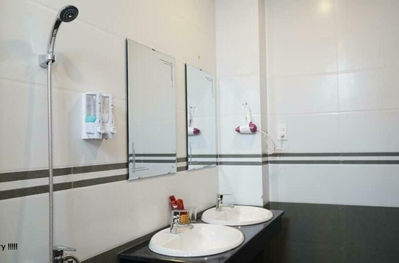 اتاق استاندارد سه تخته با بالکن, Victor