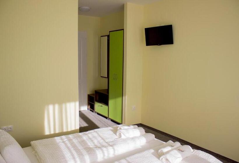 レイクビュースタンダードルーム, Port étterem&panzió