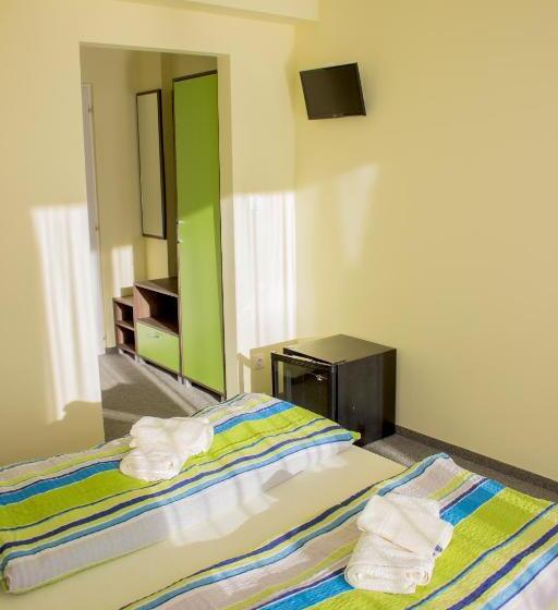 レイクビュースタンダードルーム, Port étterem&panzió