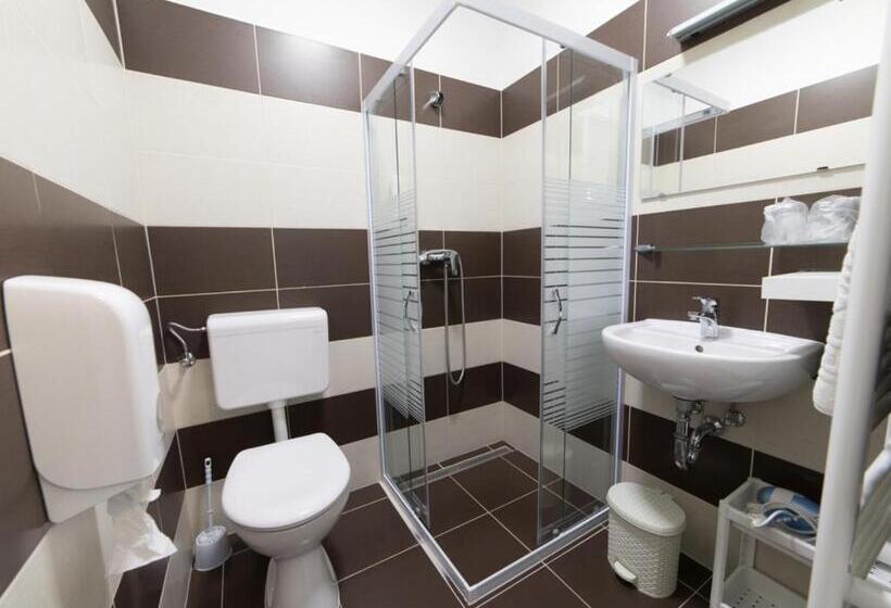 ガーデンビュースタンダードルーム, Port étterem&panzió