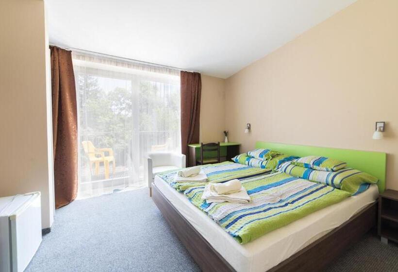 ガーデンビュースタンダードルーム, Port étterem&panzió