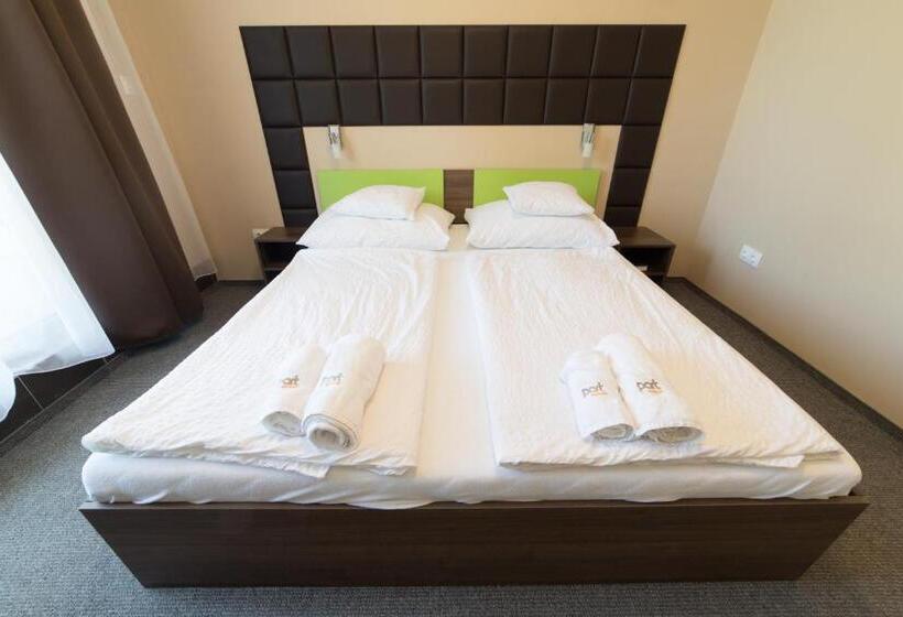 ファミリールーム, Port étterem&panzió