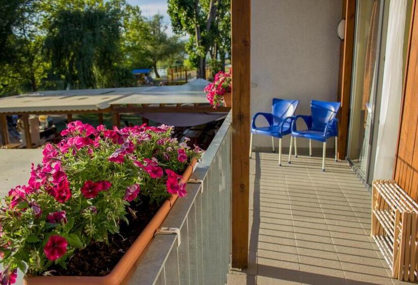 ファミリールーム, Port étterem&panzió