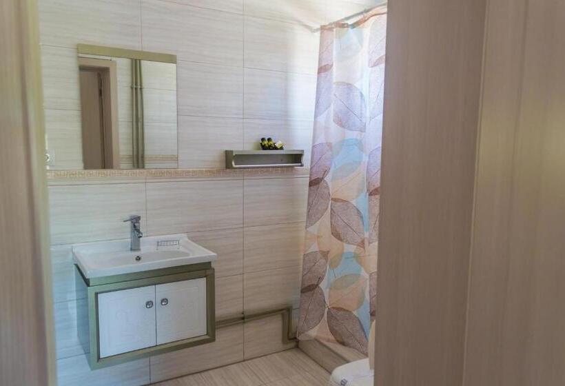 Economy Triple Room, Bed & Breakfast Delikates