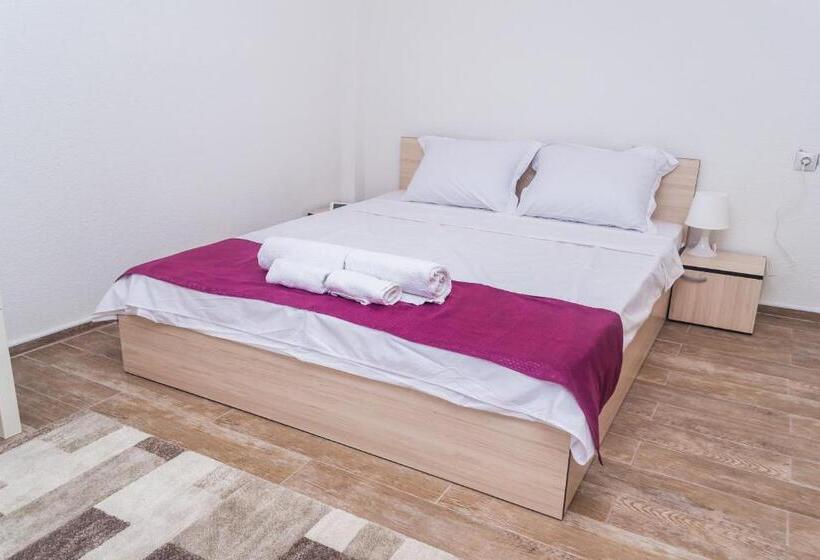 Economy Triple Room, Bed & Breakfast Delikates