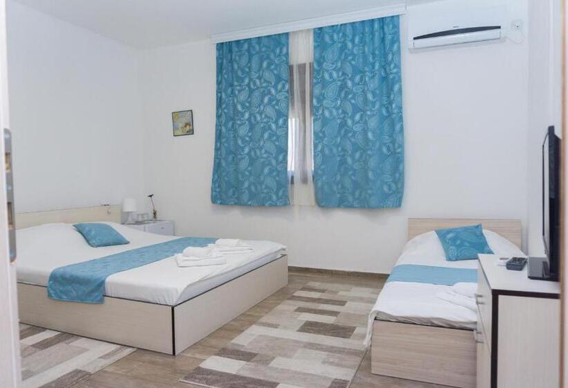 Economy Triple Room, Bed & Breakfast Delikates