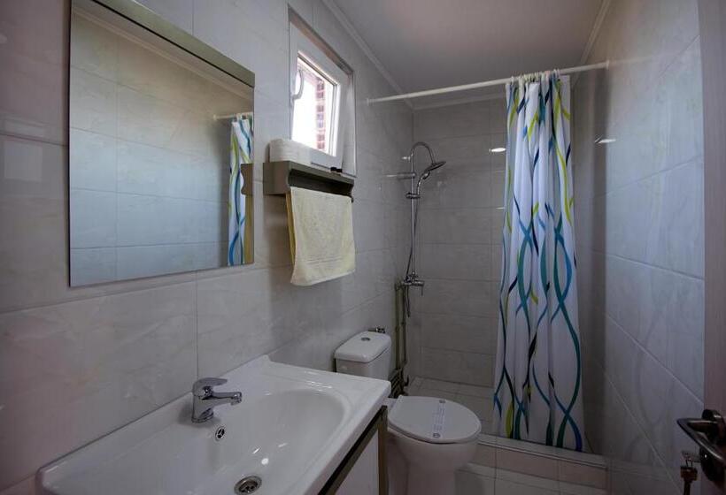 اتاق ساده سه‌ نفره, Bed & Breakfast Delikates