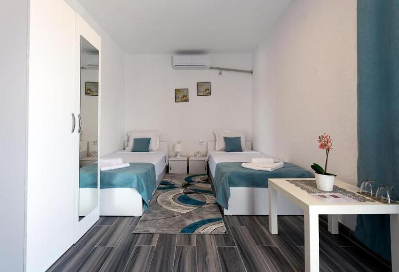 اتاق ساده سه‌ نفره, Bed & Breakfast Delikates