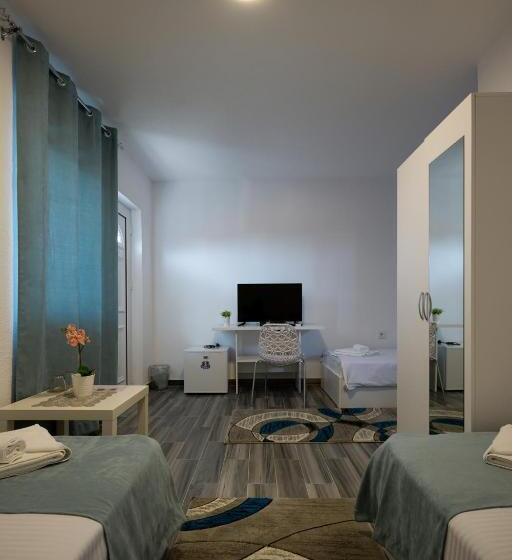اتاق ساده سه‌ نفره, Bed & Breakfast Delikates