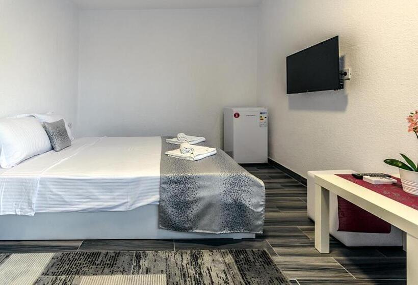 اتاق استاندارد سه نفره, Bed & Breakfast Delikates