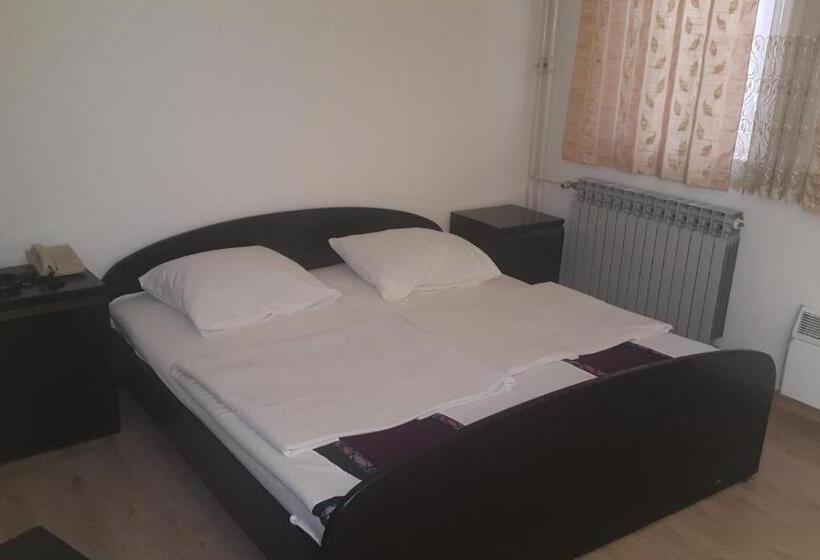 اتاق استاندارد سه نفره, Motel Luxor