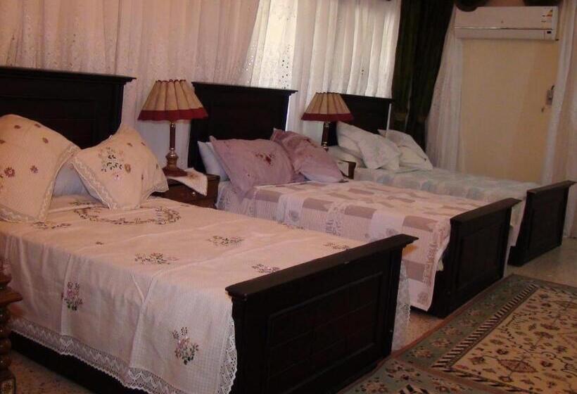 اتاق استاندارد چهار تخته, Grand Museum Guest House