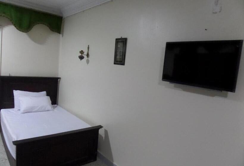 اتاق استاندارد چهار تخته, Grand Museum Guest House