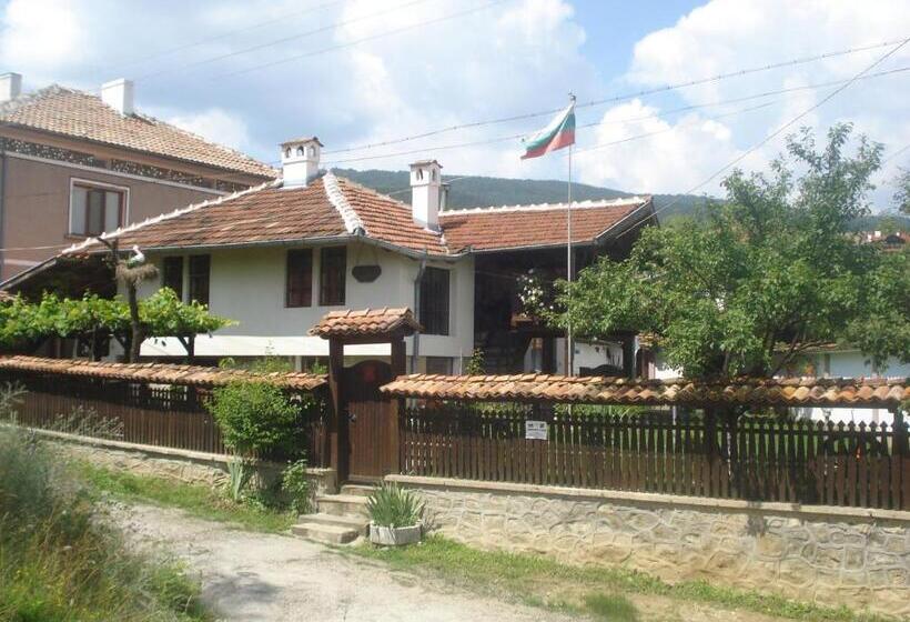 Семейный Номер Совместный Санузел, Dyadovata Kashta