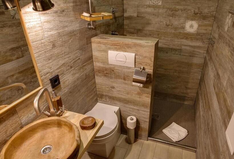 سوئیت جونیور خانوادگی, Jonathan Spa Estate