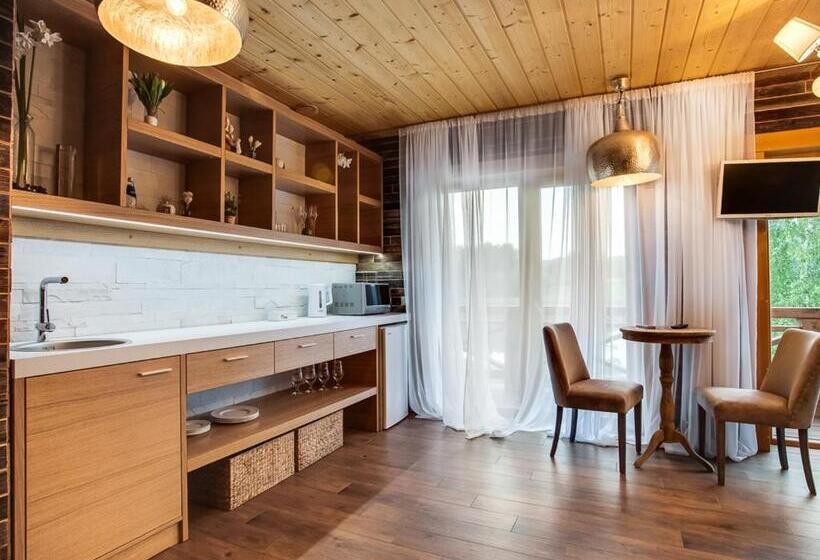 سوئیت جونیور خانوادگی, Jonathan Spa Estate