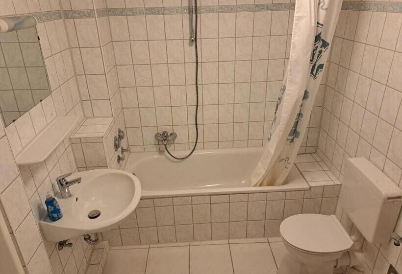 חדר סטנדרט לשלושה עם חדר אמבטיה משוף, Zimmervermietung Hartl