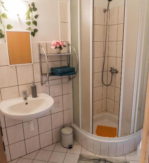 スタンダード4人部屋, Ubytování Na Jakuli