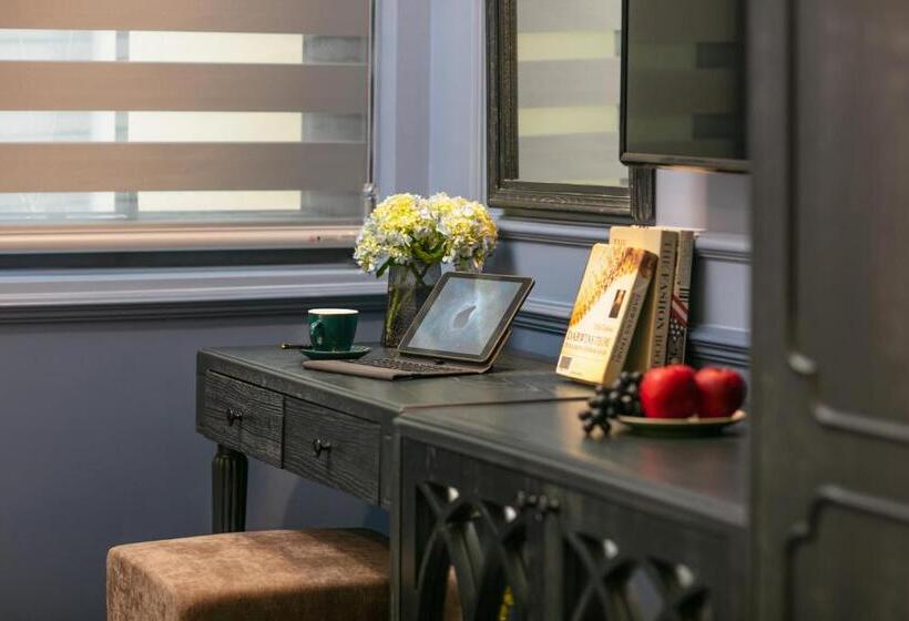 اتاق لوکس سه تخته, The Secret Halong