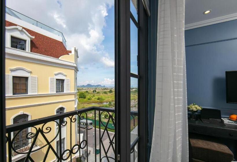 اتاق استاندارد سه تخته با بالکن, The Secret Halong