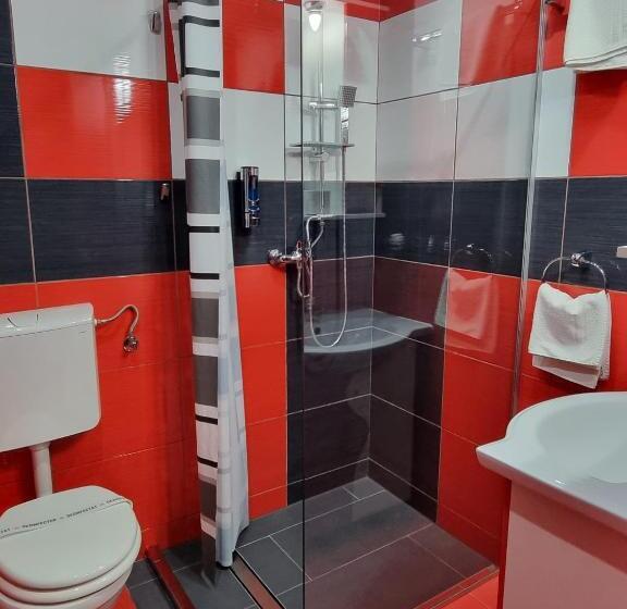 חדר סטנדרט לשלושה, Yax