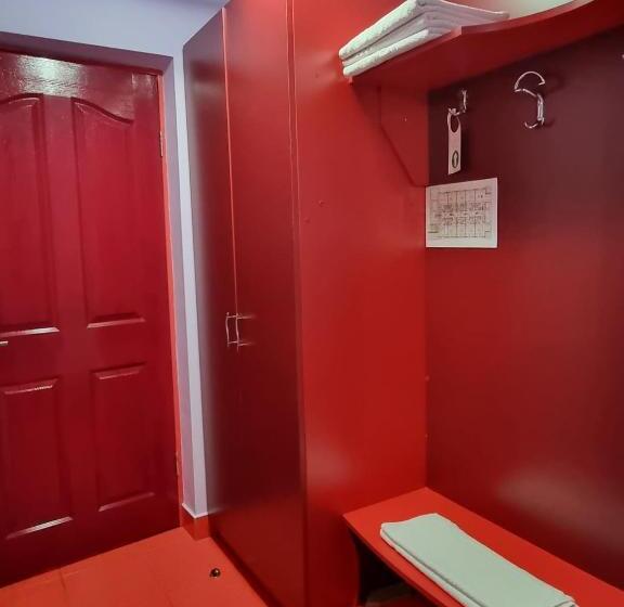 חדר סטנדרט לשלושה, Yax