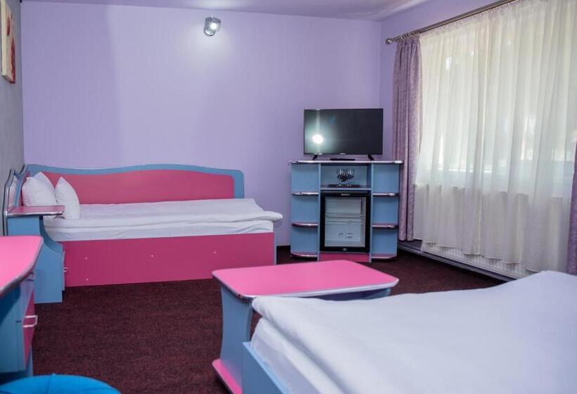 חדר סטנדרט לשלושה, Yax