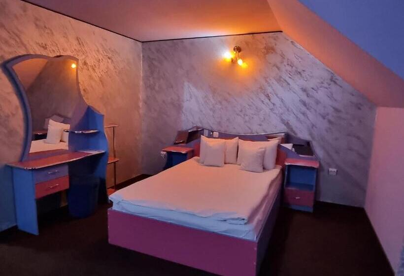 חדר סטנדרט לשלושה, Yax