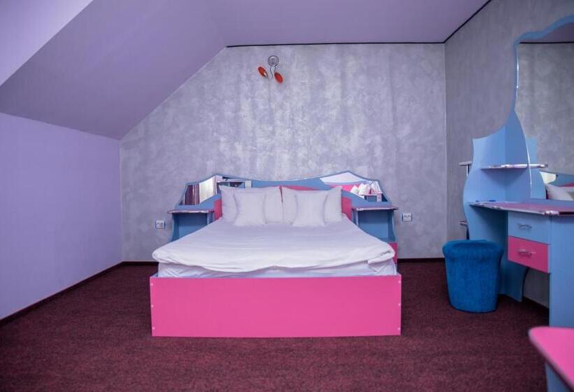 חדר סטנדרט לשלושה, Yax