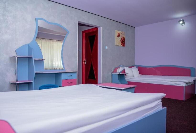 חדר סטנדרט לשלושה, Yax