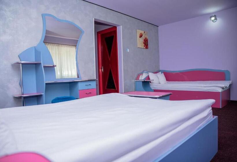 חדר סטנדרט לשלושה, Yax