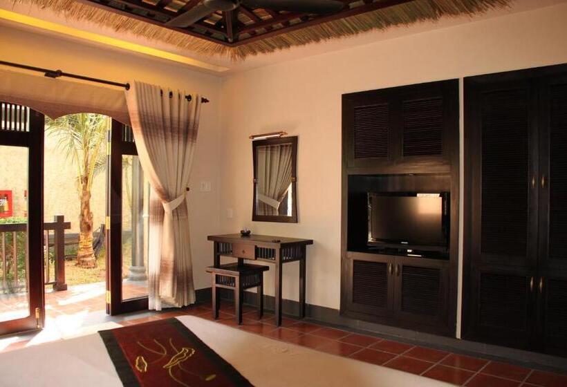 اتاق اساندارد با چشم‌انداز جانبی به دریا, Lotus Village Resort