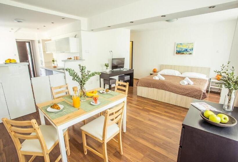 2 Bedrooms Apartment Lake View, Villa Gréta