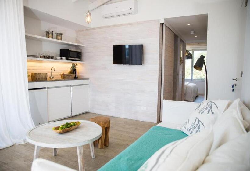 سوییت با چشم‌انداز دریا, Anastasio Hotel & Beach Club