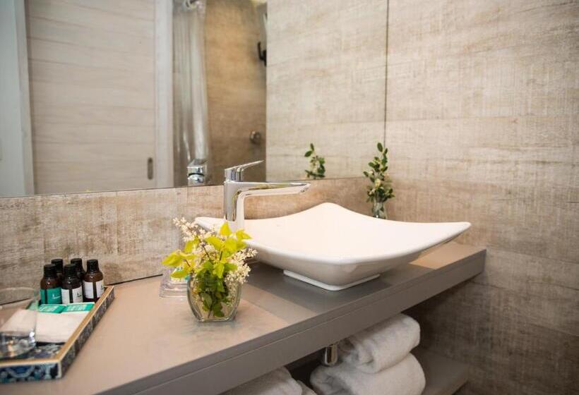 استودیو خانوادگی, Anastasio Hotel & Beach Club