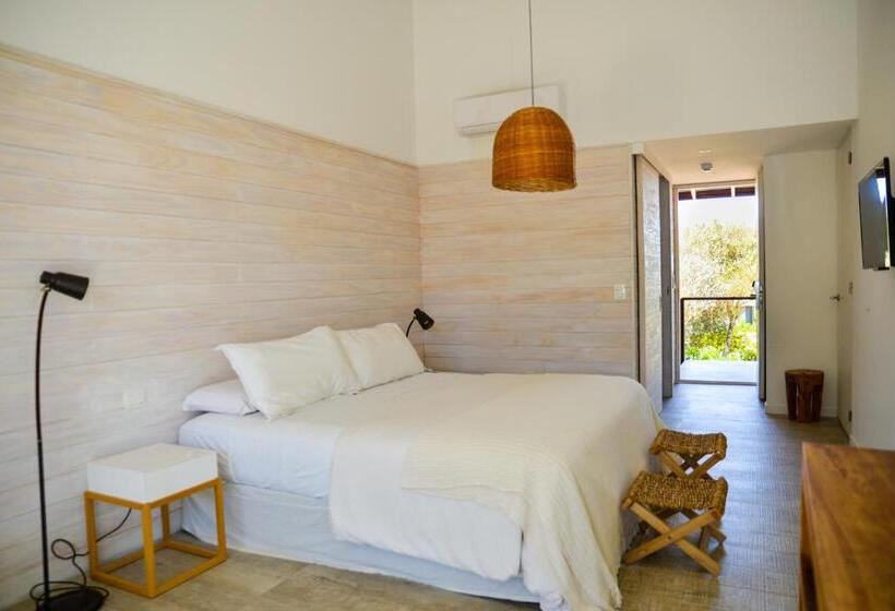 استودیو خانوادگی, Anastasio Hotel & Beach Club