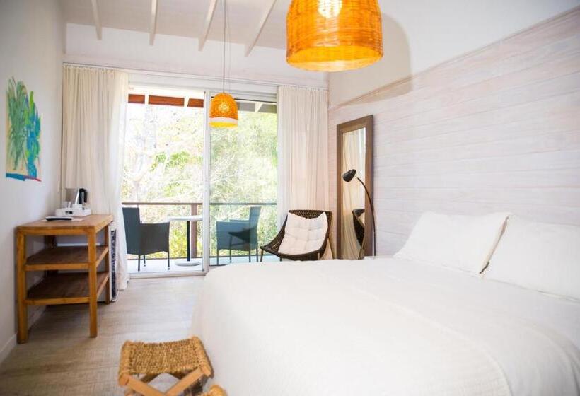 استودیو خانوادگی, Anastasio Hotel & Beach Club