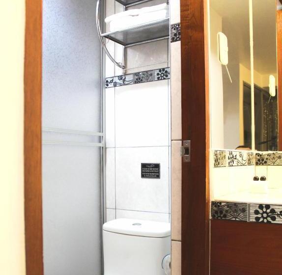 חדר משפחתי, Flower S House