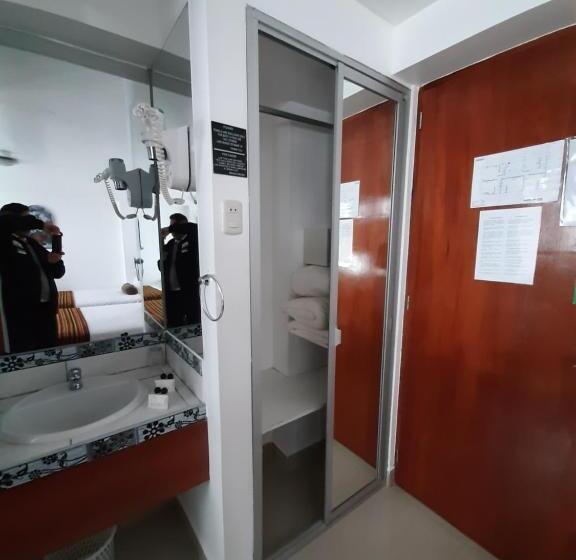 חדר משפחתי, Flower S House