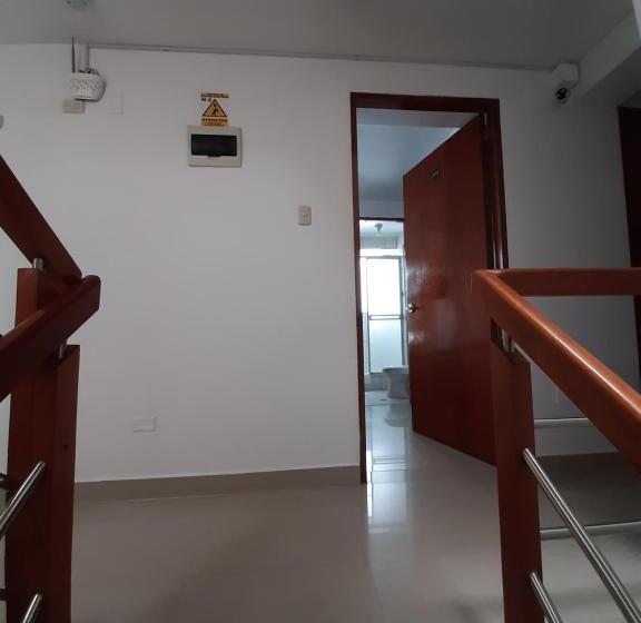 חדר משפחתי, Flower S House