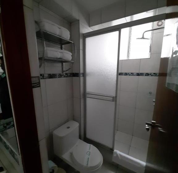 חדר משפחתי, Flower S House