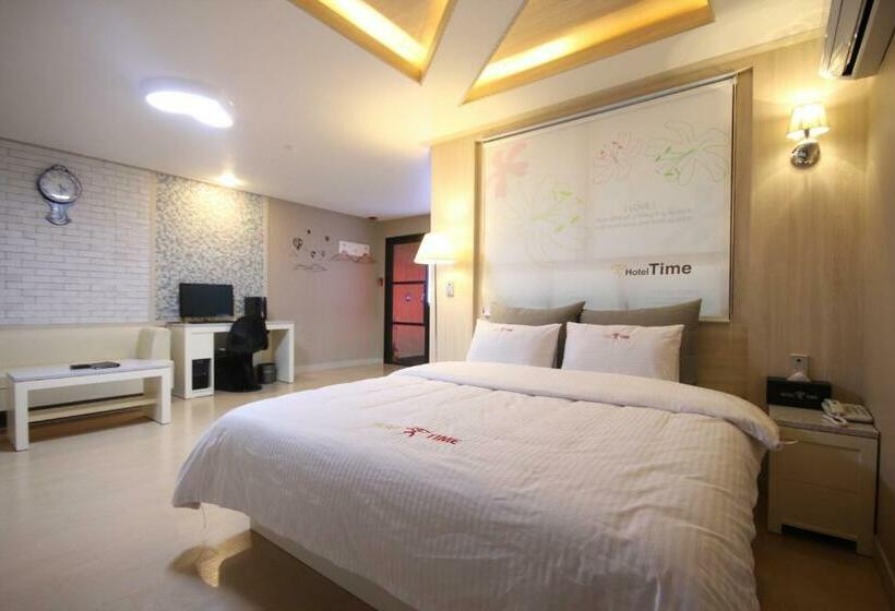 غرفة سوبيريور, Time